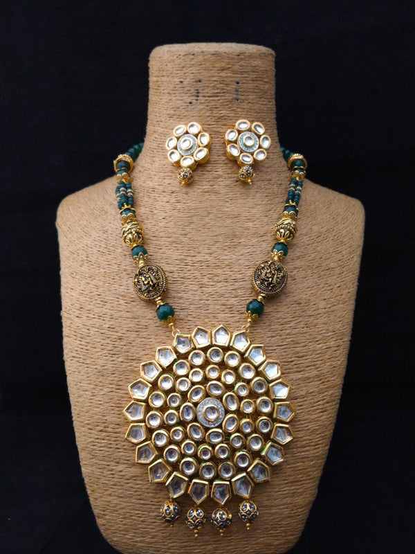 Nassarius Enchriched Kundan Necklace Set