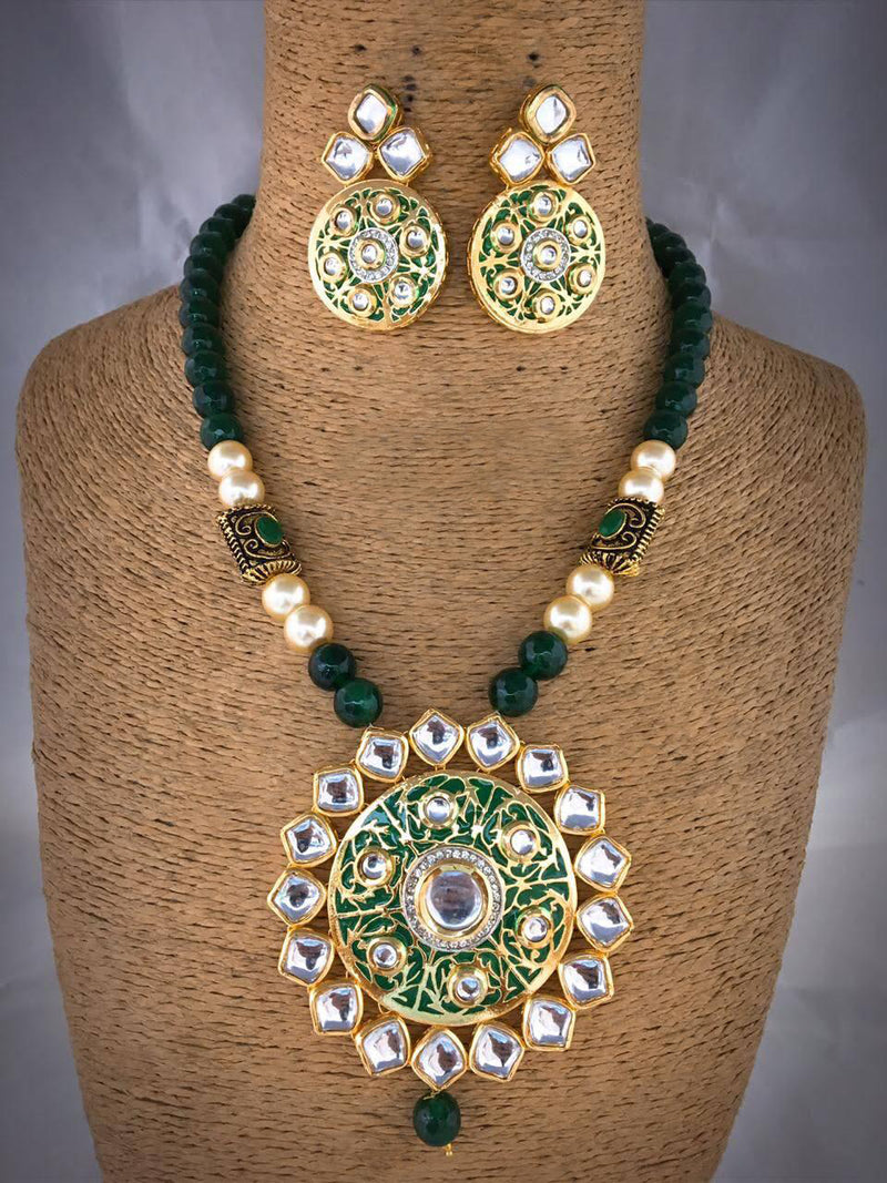 Rust-resistant Flattered Kundan Necklace Set